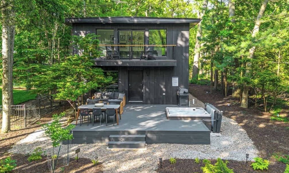 Michiana House | Juniper Presents: Hot Tub, Fire Pit & Two Decks - Beach 300 Yards!