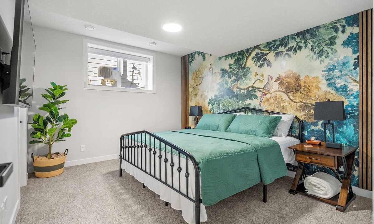 Southeast Calgary Apartment | King Bed, Full Kitchen, Self Check-In Free Parking, Family Dining, Washer Dryer