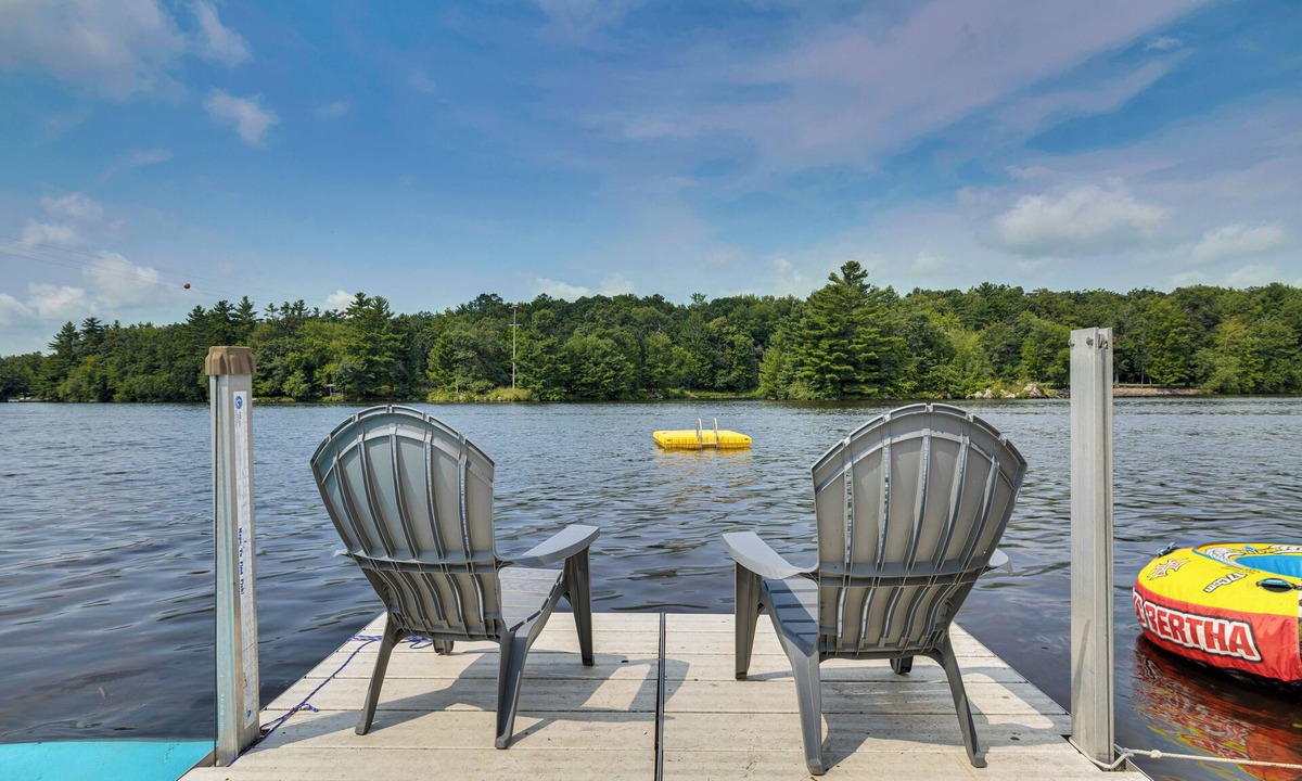 Neillsville Cabin | Lake Arbutus! Game Room, Hot Tub and Pontoon!