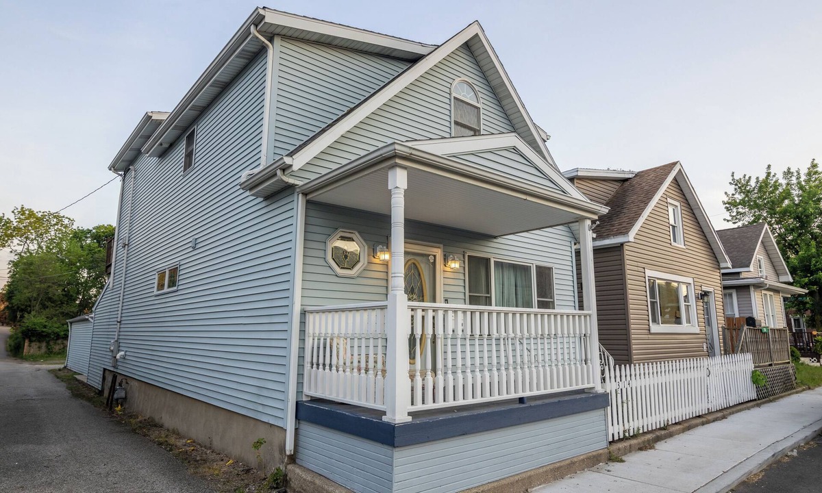 Michigan City House | Lake Life Escape. 5 Minutes to the beach, zoo, & casino