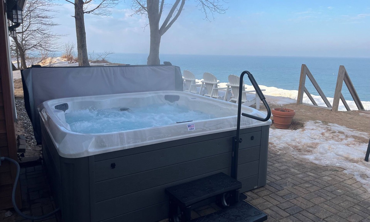 Manistee House | Lake Michigan Beach home, sandy beach, Brand new hot tub Feb 2026.