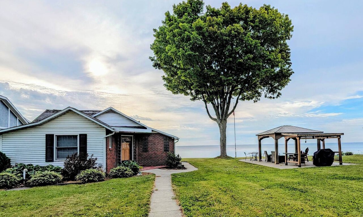 Port Sanilac Cottage | Lakefront Cottage with Private Beach, large yard, walk to town. Sleeps 6