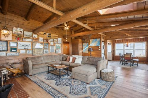 Little Suamico House | Lakefront Log Cabin - Kayaks & Outdoor Fireplace
