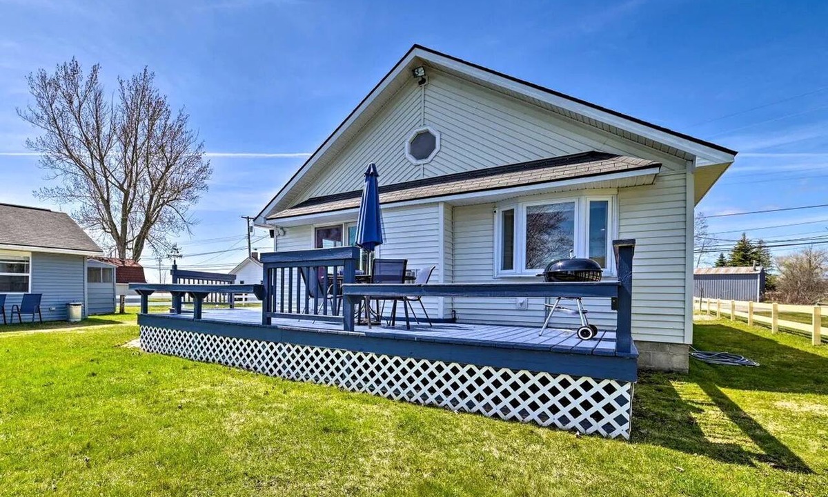 Houghton Lake House | Lakefront Retreat with Dock Access & Kayak Adventures in Houghton Lake, Michigan