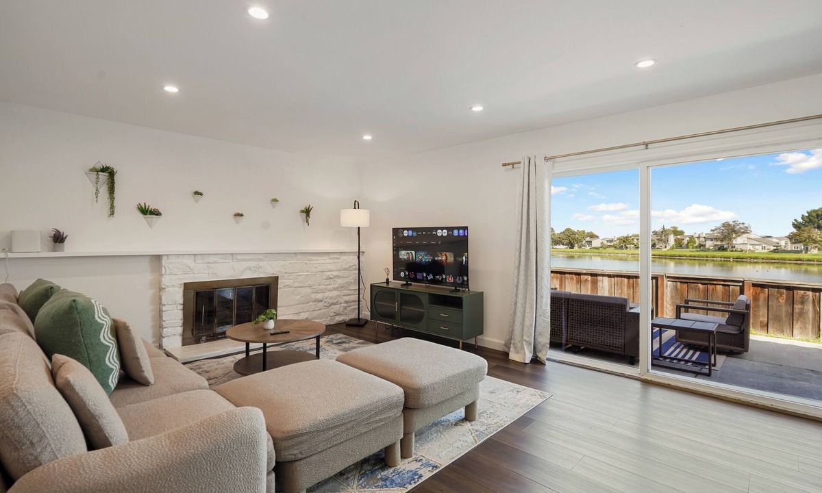 East San Mateo Apartment | Lakefront Retreat WaterViews 3BR 1.5BA