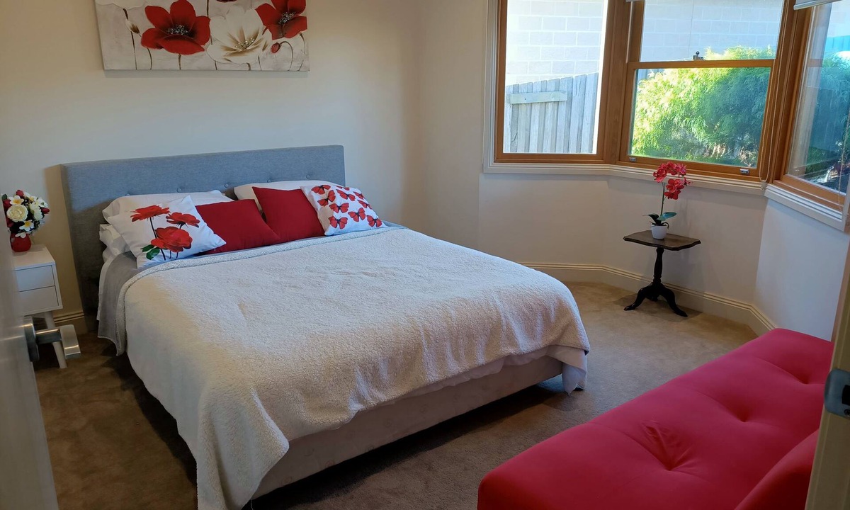 Lakes Entrance House | Lakes Guest House: Unit with private entrance sleeps 8
