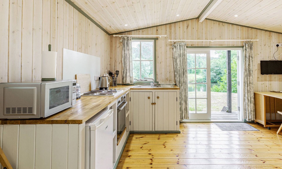 Honiton Cottage | Lakeside Cabin