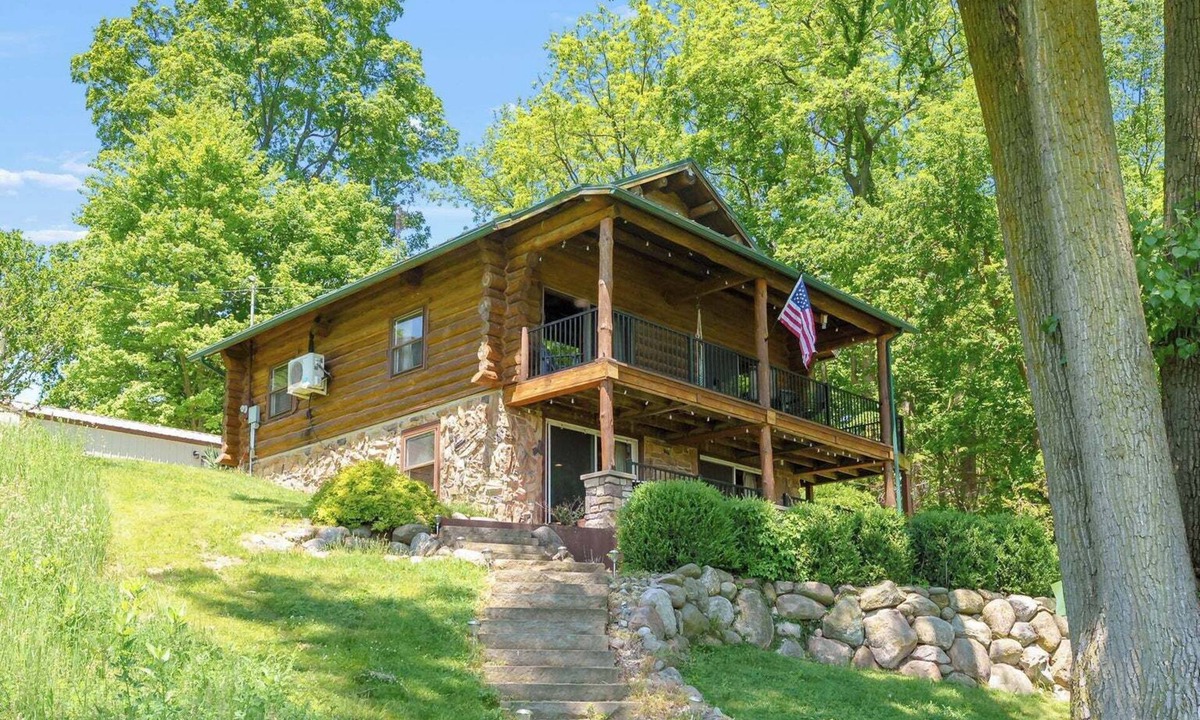Jones House | Lakeside Log Cabin Kayaking, Fishing, Sunsets