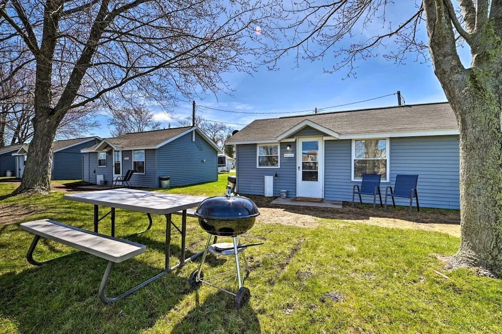 Houghton Lake Cabin | Lakeside Retreat with Fire Pit & Pet-Friendly Escape in Houghton Lake, Michigan