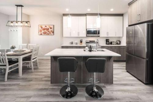Lynnwood Ridge House | Large 3BR w AC! FREE Banff Pass, Netflix, Parking!