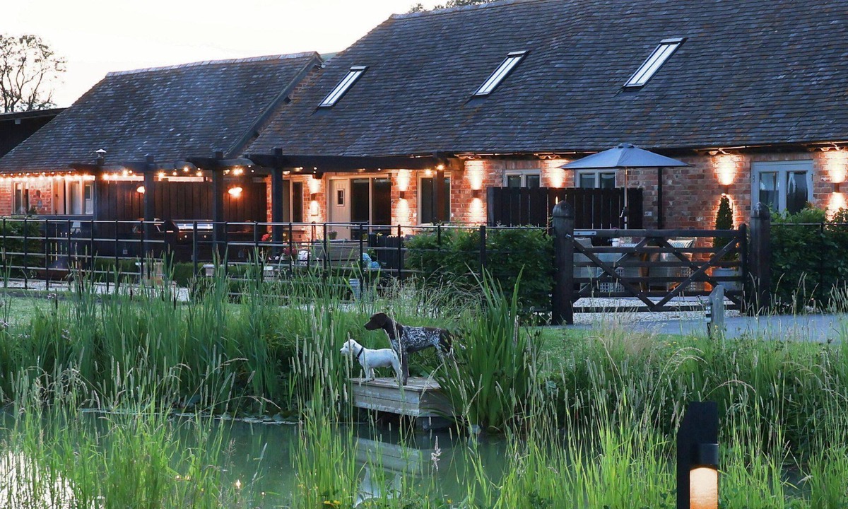 Quedgeley Cottage | Large Luxury Barn in Cotswolds | Sleeps 8