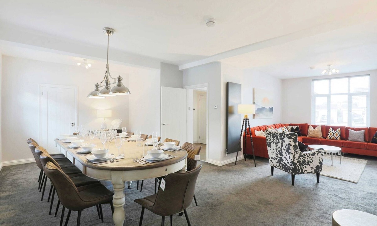 Barnt Green House | Large Luxury Home in Solihull - Sleeps 14, near NEC & BHX