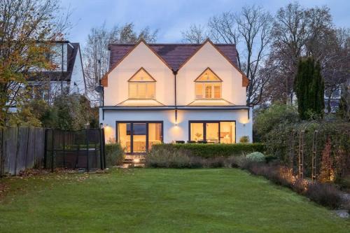 Oldland Common House | Large & Modern 4 Bed Family Home