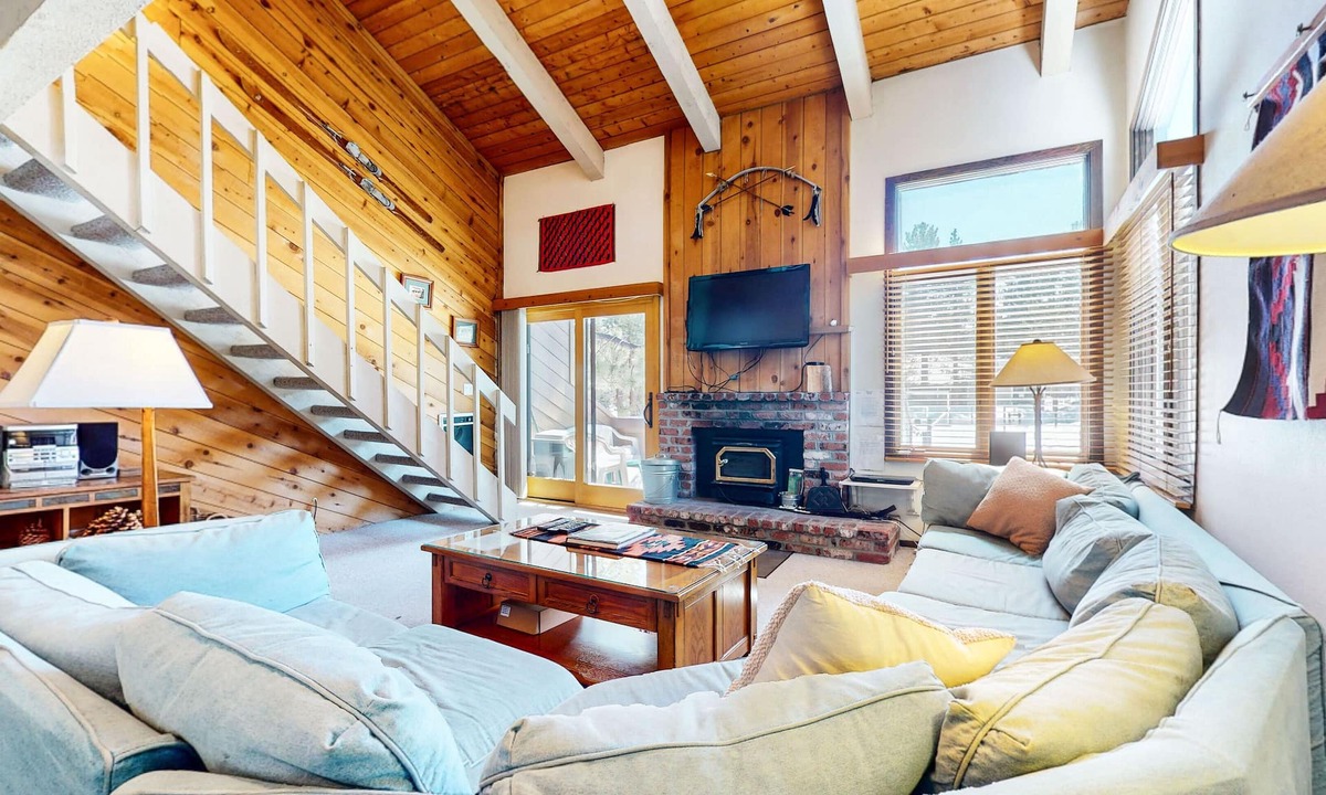 Mammoth Lakes Condo | Large Rustic & Bright Home. Pool & Tennis Court On-site, Near Restaurants