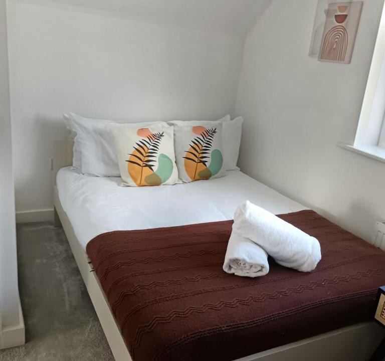 Shirley House | Lavish 4BR House with 2 Bathrooms and 1 WC ideal for Families, Professionals and Relocators near NEC, BHX, HS2 and JLR with Travel Cot, Pets Allowed and Free Parking - The Home Makers Hub