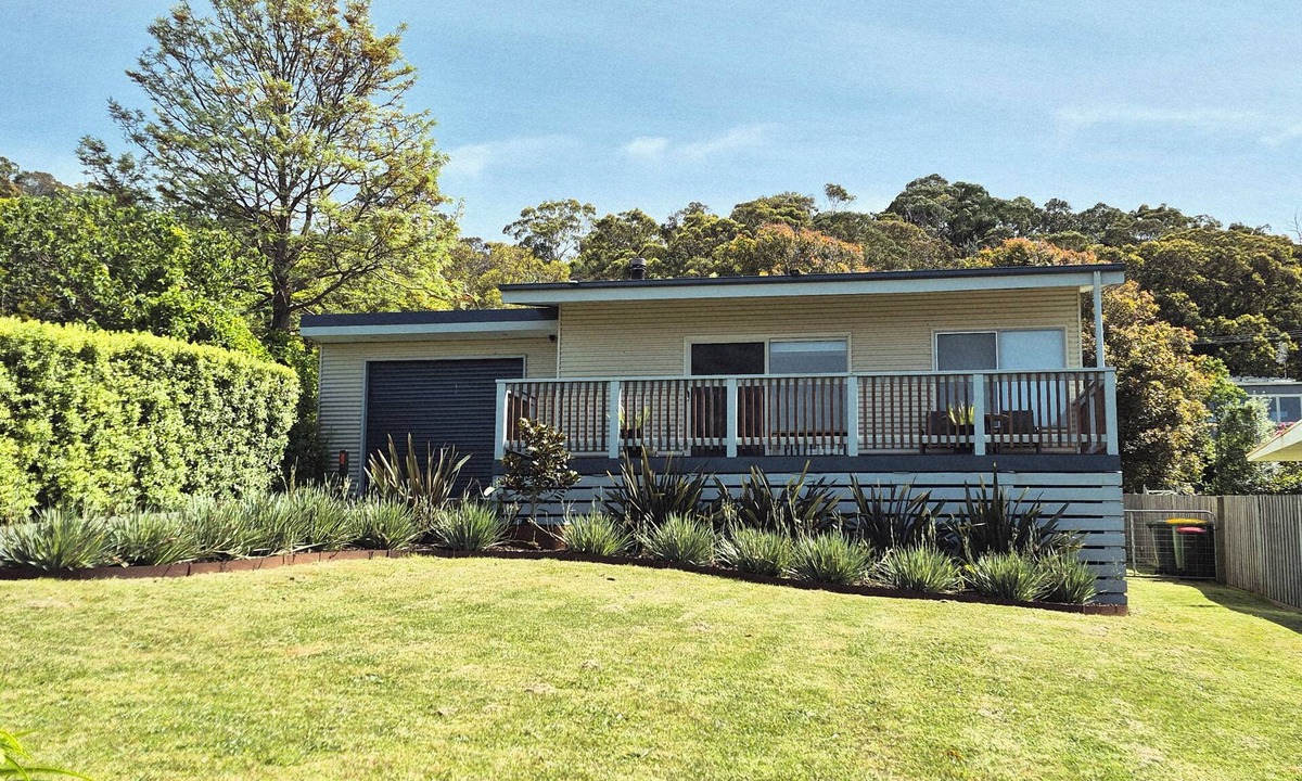 Lakes Entrance House | Listen to the waves break at "Turf&Surf"! Walk to golf course and ocean beaches