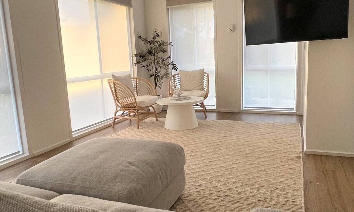 Capel Sound House | LouRose on Capel - 9 min drive to the hot springs, exterior security cameras.