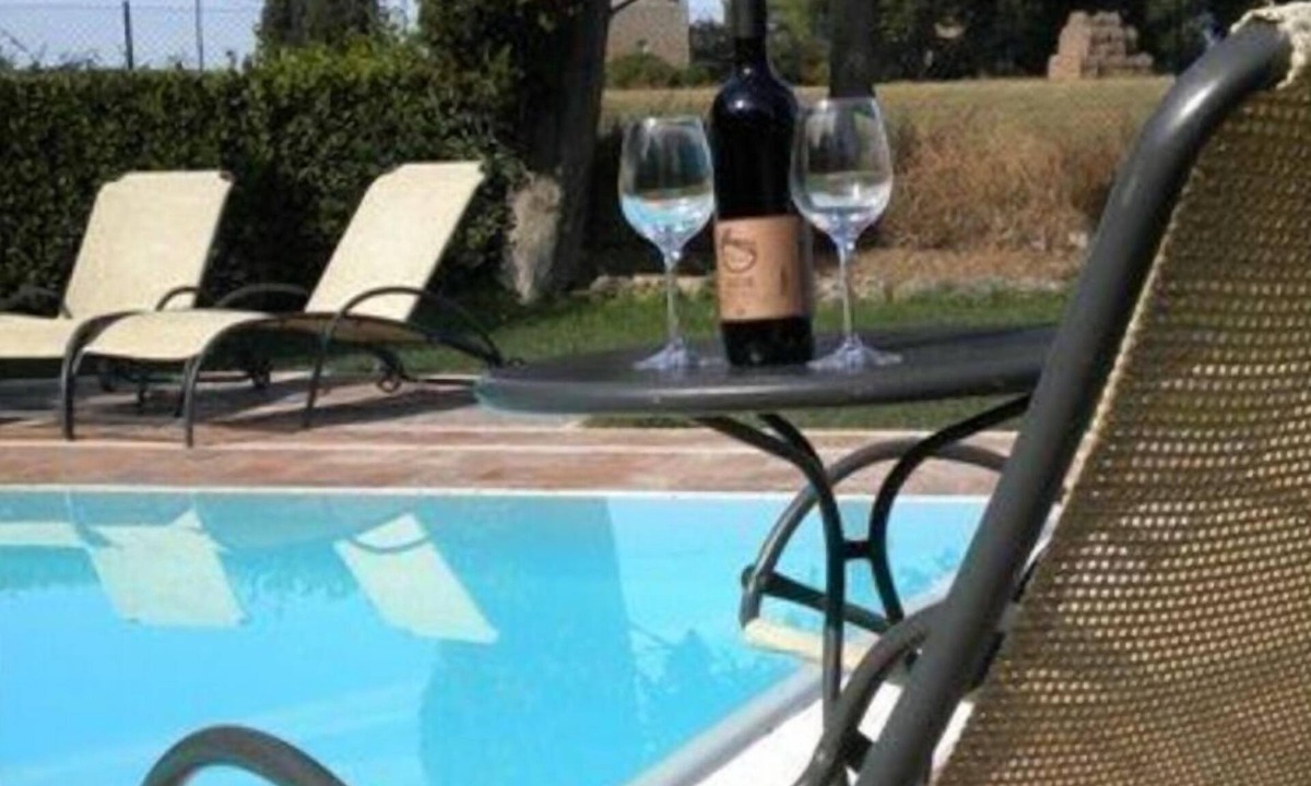 Colle di Val d'Elsa House | Lovely apartment in villa for 2 guests with pool, TV, patio and pets allowed