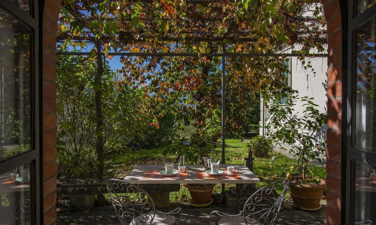 Barga Apartment | Lovely apartment for 2 guests with private pool, TV, patio and pets allowed