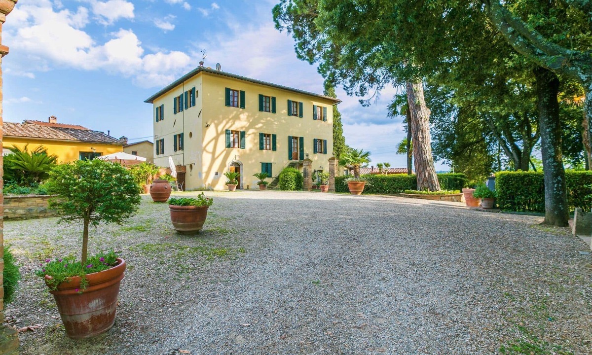 Poggibonsi Villa | Lovely apartment in villa for 4 guests with WIFI, pool, TV, terrace and pets allowed