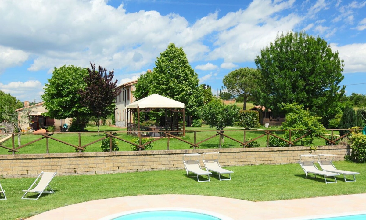 Il Poggio Villa | Lovely apartment in villa for 5 guests with pool, WIFI, TV, pets allowed and parking