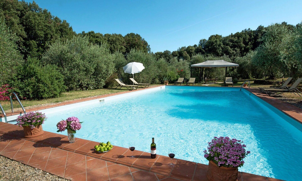 Simignano House | Lovely apartment in villa for 2 people with WIFI, pool, terrace, pets allowed and panoramic view