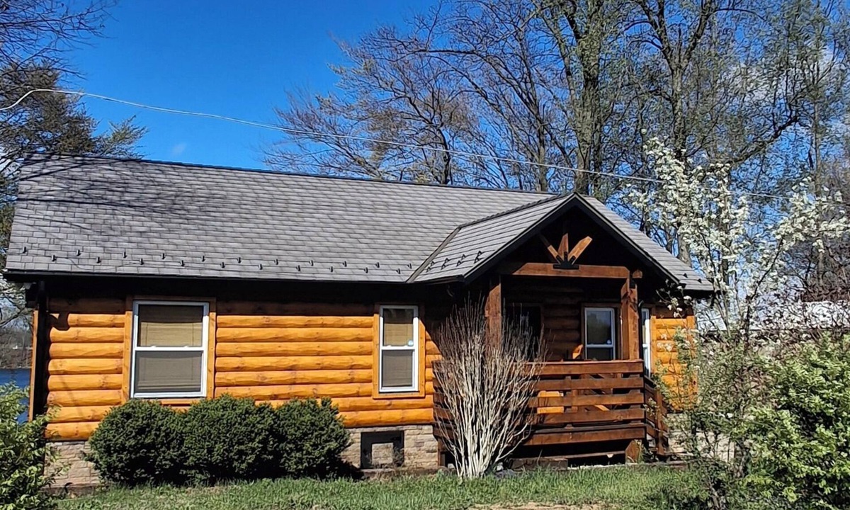 Vandalia House | Lovely House with beautiful Lake view in charming Vandalia!