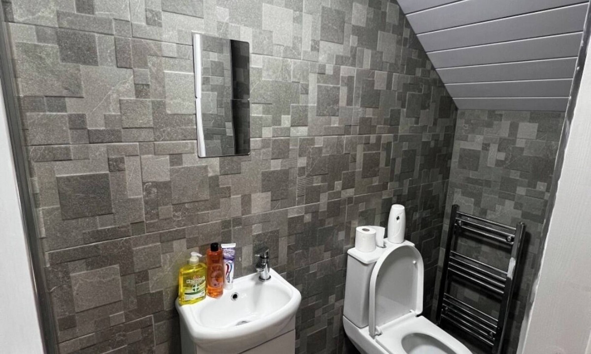 Cradley Apartment | Lovely private room with a private bathroom