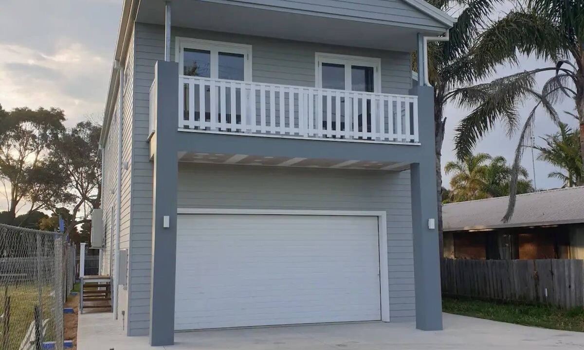 Lakes Entrance House | Luxurious brand new large family house w air con