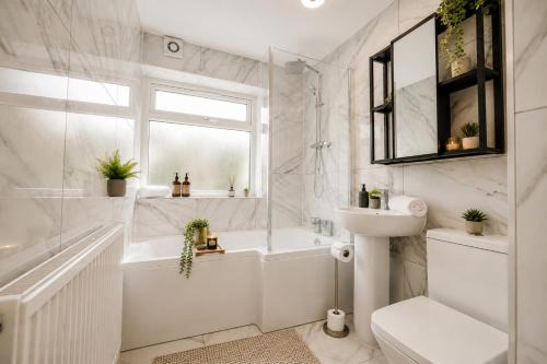 Cradley Apartment | Luxury 2BR Apartment Near Merry Hill