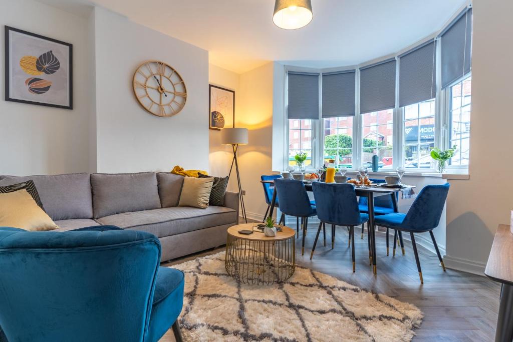 Oldbury Apartment | Luxury 4 Bed House Near Birmingham Sleeps 10 Free Parking Fast WiFi