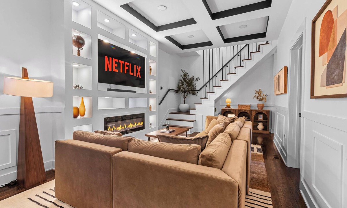 South Shore House | Luxury 4BR Home with Spa Tub & fire place Near UChicago & Obama Center