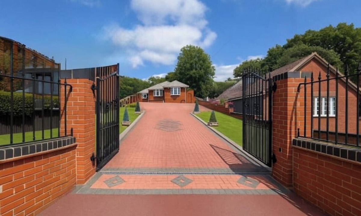 Cradley House | Luxury 5-bed Bungalow w/Hot Tub, Games & Parking