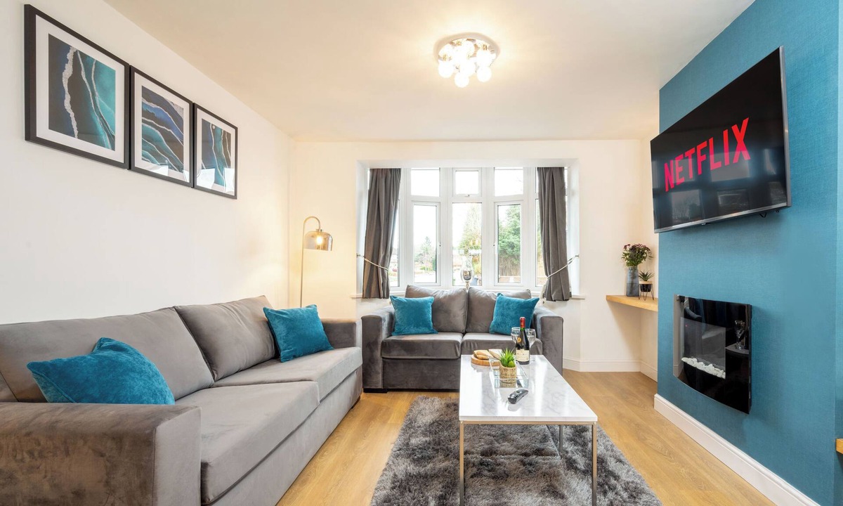 Shirley House | Luxury 5 Bed House With Parking & Garden In The Heart of Shirley Solihull