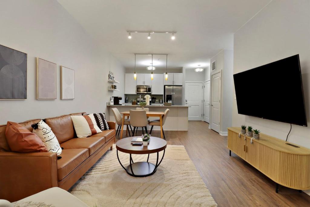 Elmhurst Apartment | Luxury DT Elmhurst - Pool, Gym, Parking, King Bed