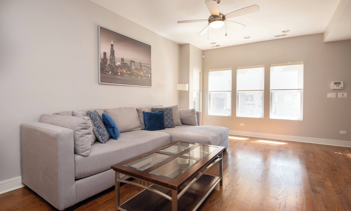 Roscoe Village House | Luxury duplex home in Roscoe Village/Wrigley Field with Free Street Parking
