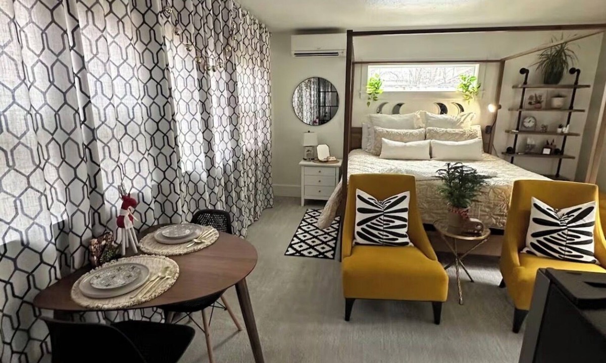 Yreka Apartment | Luxury King Studio Heated Floors Soaking Tub Seasonal Pool Access