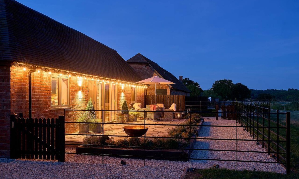Quedgeley Cottage | Luxury Rural Hot Tub Escape for 2 | Cotswolds
