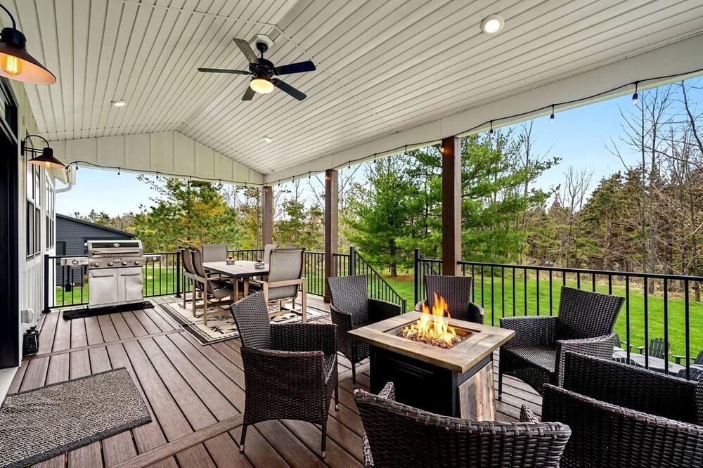 Sister Bay Cottage | Luxury Sister Bay Retreat with Hot Tub, Fireplace & Walk-to-Town Location in Door County, WI