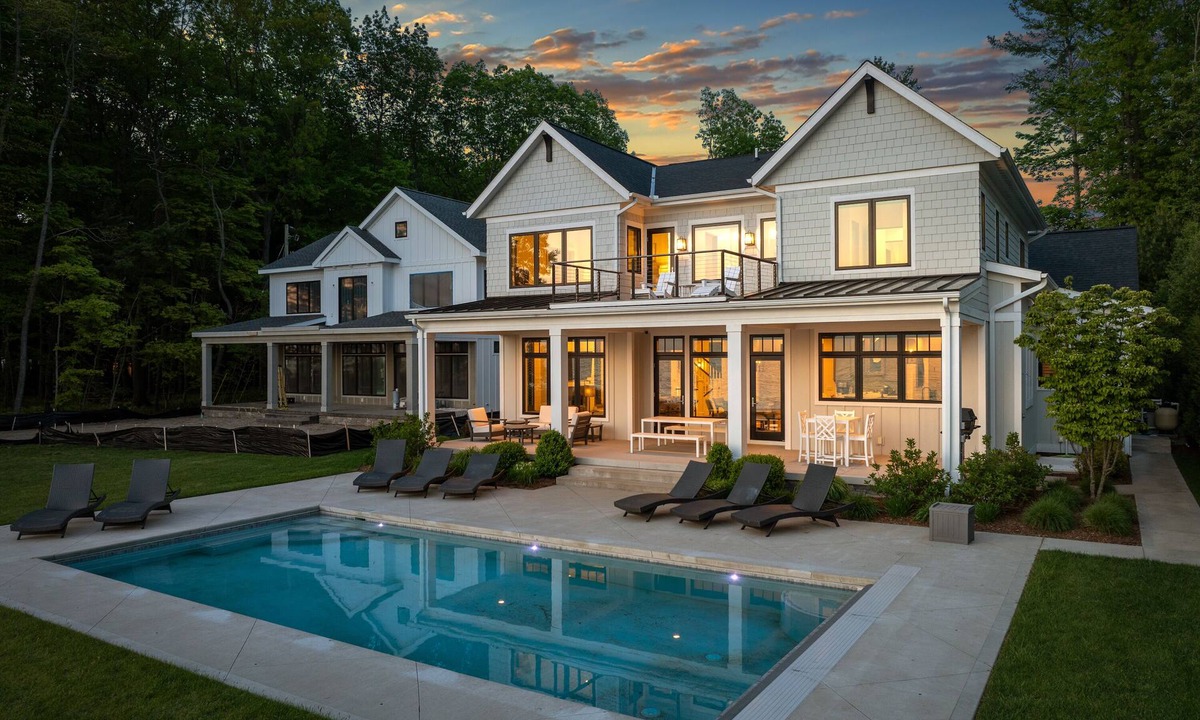South Haven House | Michigan Shores/Lake View, Pool & Game Room