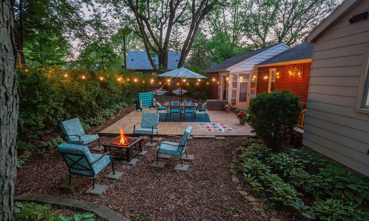 Bowling Green House | Mid-Mod Retreat | Private Hot Tub + Fenced Yard