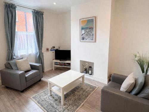 City Centre House | Midsummer Cottage - 2BR, Heart of Town, Patio, Parking, Sleeps 4