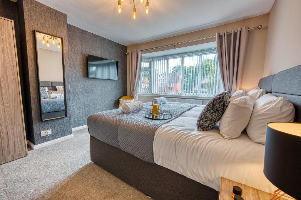 Shirley House | Modern 5 bed house In Solihull, Close to the NEC, Airport and Solihull Town - Parking