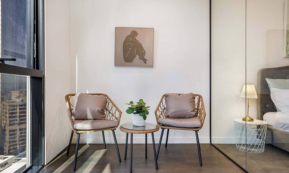 Melbourne Central Business District Apartment | Modern City Apartment With Stunning Views