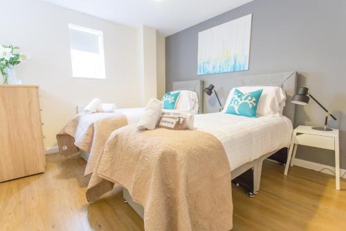 Oxford Apartment | Modern Comfortable 2 & 3 Bed Apartments, Free Parking, Wifi, Headington, Close to Hospitals, Science Park & Brookes University