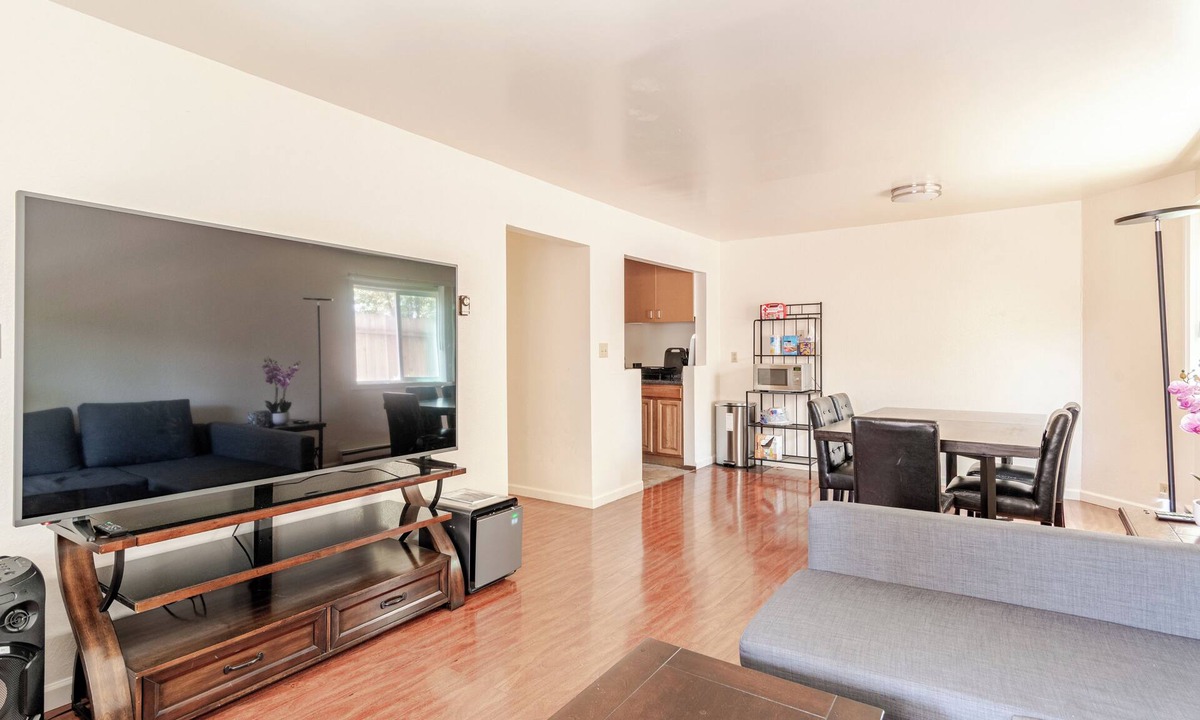 Albany Apartment | Modern & Cozy 2 Bedroom 2 Bathroom Suite with Sofabed 75" TV