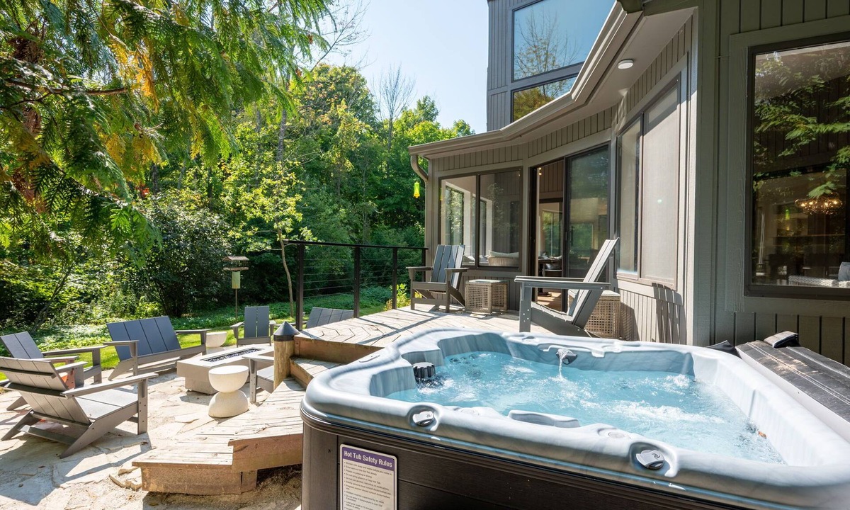Sister Bay House | Modern Home | Walk to Downtown, Hot Tub & GameRoom