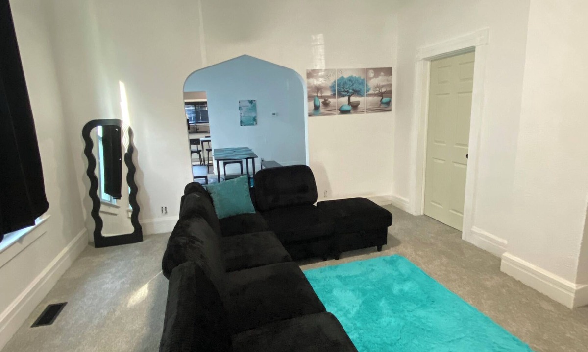 Downtown Toledo House | Modern oasis close to downtown & centrally located