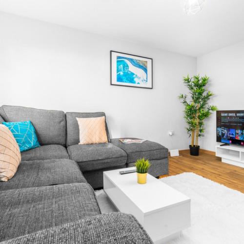 Stourbridge Apartment | Modern Two Bed Apartment - Two Parking Spaces - Netflix 1cSt