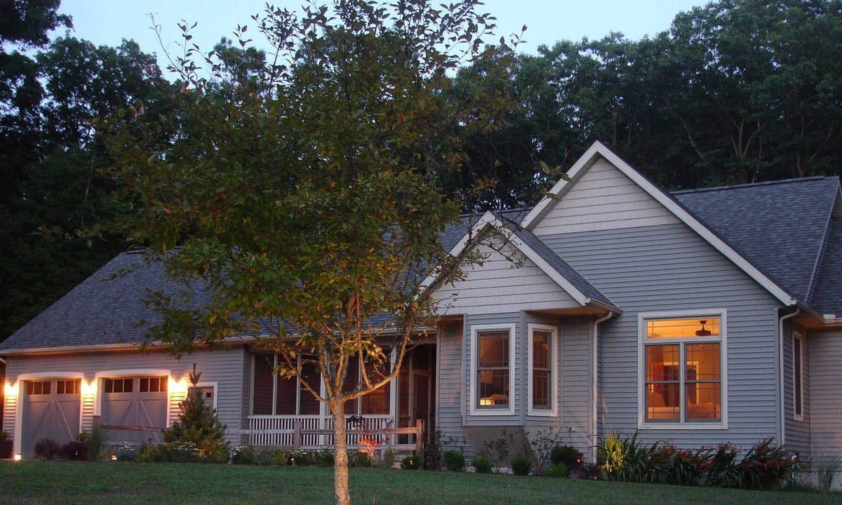 Covert House | Modern Woodsy Cottage: 1/2 mile walk to the lake